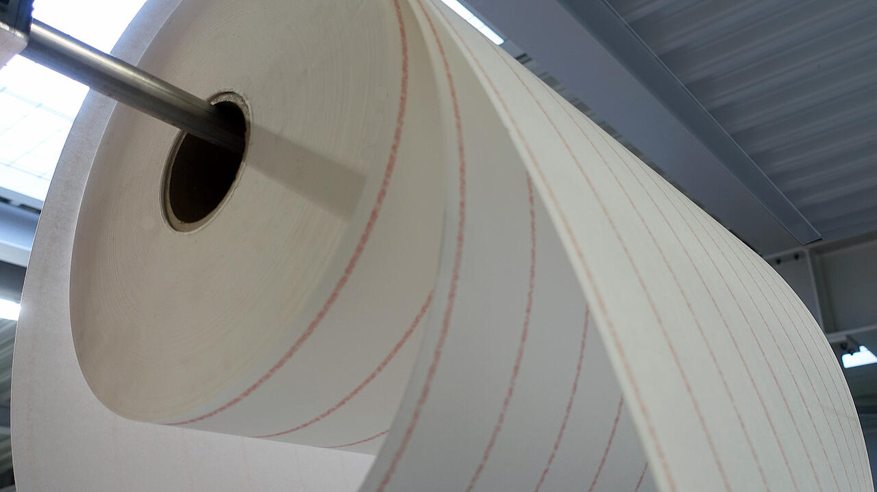 Gro&szlig;e Rolle mit Filtermedium in Produktionshalle