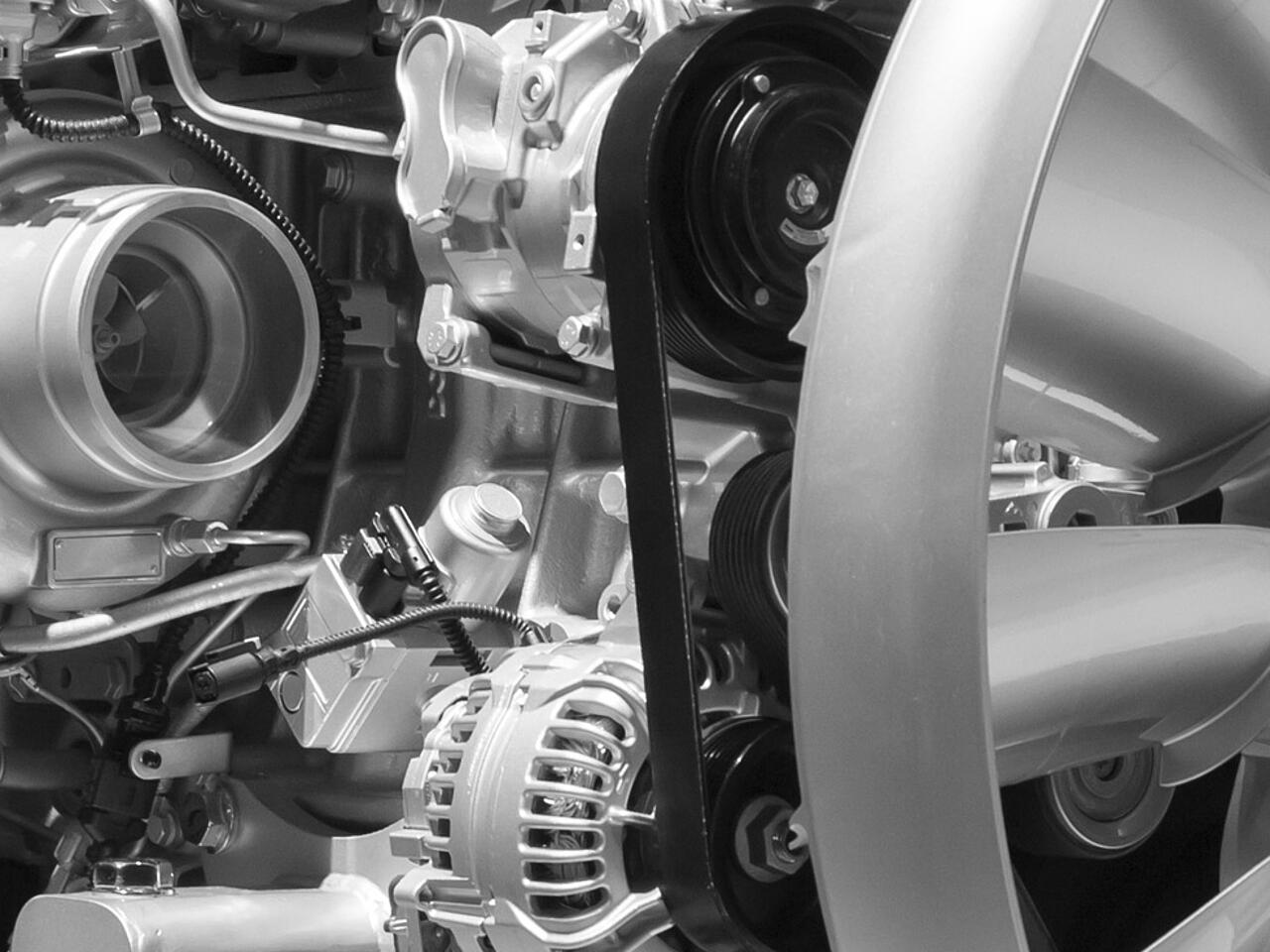 LKW-Dieselmotor vor wei&szlig;em Hintergrund