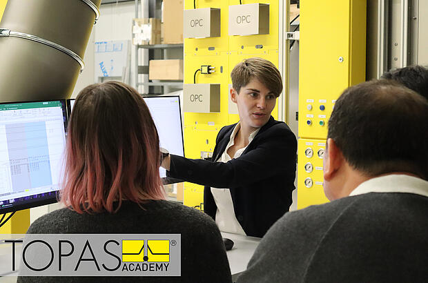 Topas-Mitarbeiterin erkl&auml;rt Pr&uuml;fstandsoftware vor Trainingsteilnehmern