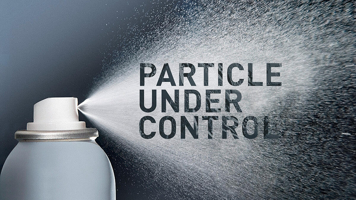Spr&uuml;hflasche mit Nebel, darin Motto "Particle under control"