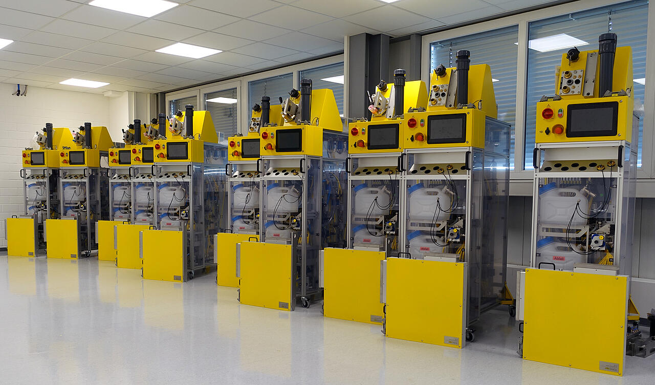 Reihe von gleichen Pr&uuml;fsystemen f&uuml;r die Produktionstestung von Beatmungsfiltern