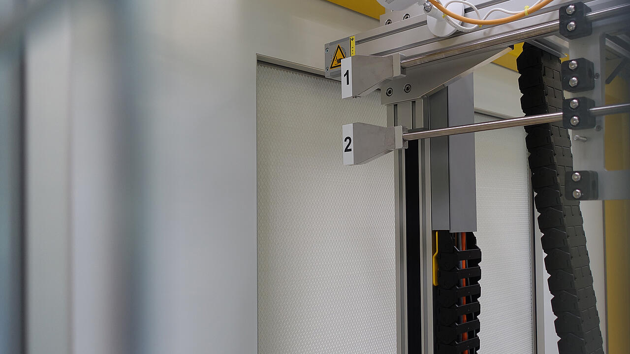 Sensoren eines Pr&uuml;fsystems scannen einen Filter