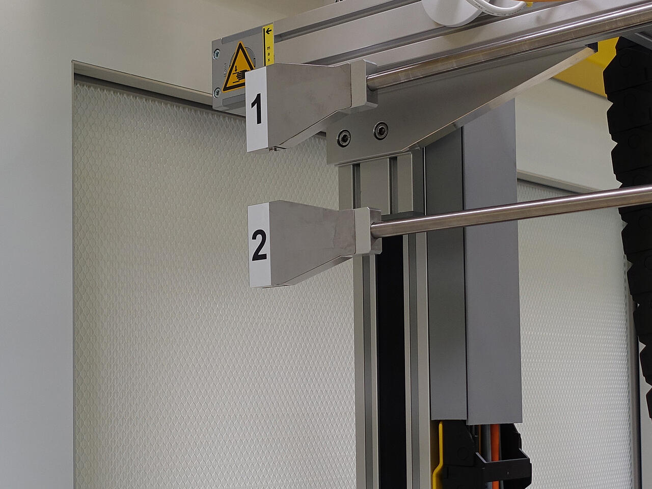 Sensoren eines Pr&uuml;fsystems scannen einen Filter