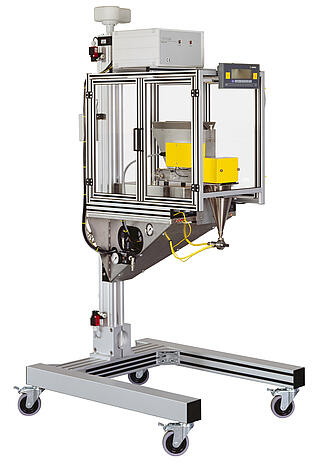 Staubgenerator SAG 420 auf einer Waage mit Einhausung