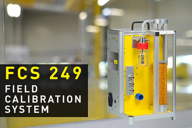 Feldkalibriersystem FCS 249 im Vordergrund vor Produktionshalle 