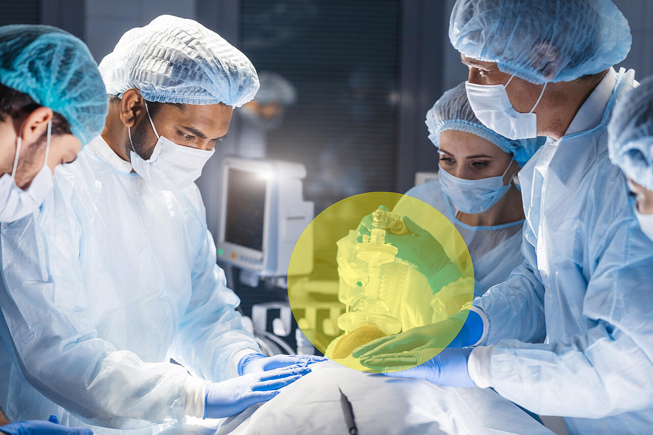 OP-Saal mit &Auml;rzten, die sich &uuml;ber einen Patienten mit Beatmungsger&auml;t beugen