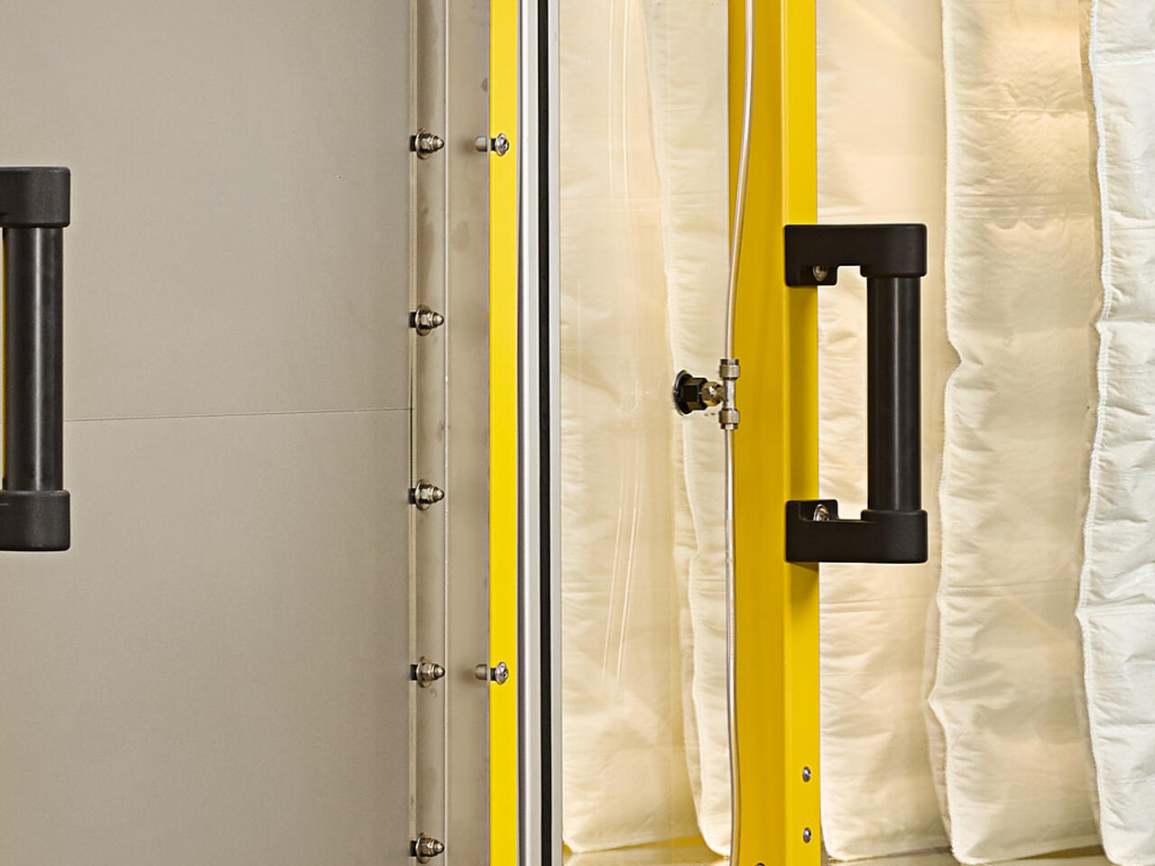 Glaskanal eines Luftfilter-Pr&uuml;fstandes mit eingelegtem Taschenfilter