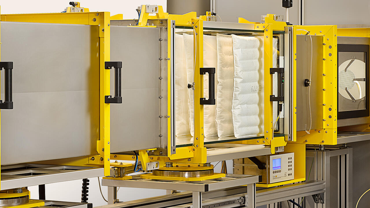 Glaskanal eines Luftfilter-Pr&uuml;fstandes mit eingelegtem Taschenfilter